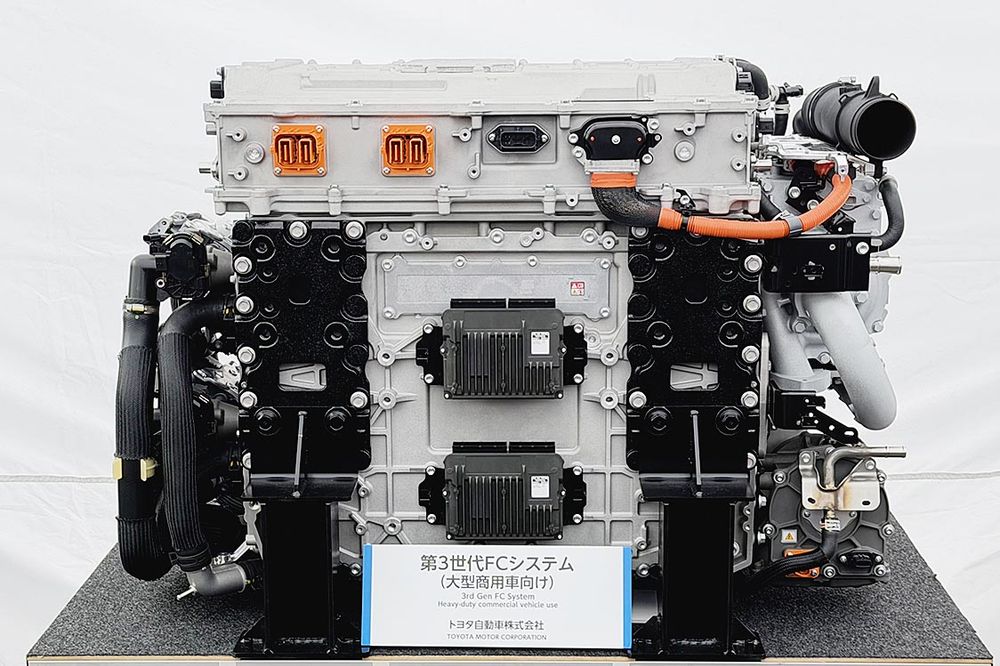 商用車向けに燃費と耐久性を向上させるFCシステムの開発も進む(写真はトヨタの第3世代FCシステム)