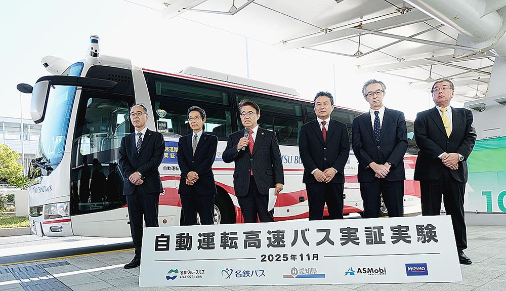 自動運転高速バス車両と大村知事（左から３人目）ら関係者

