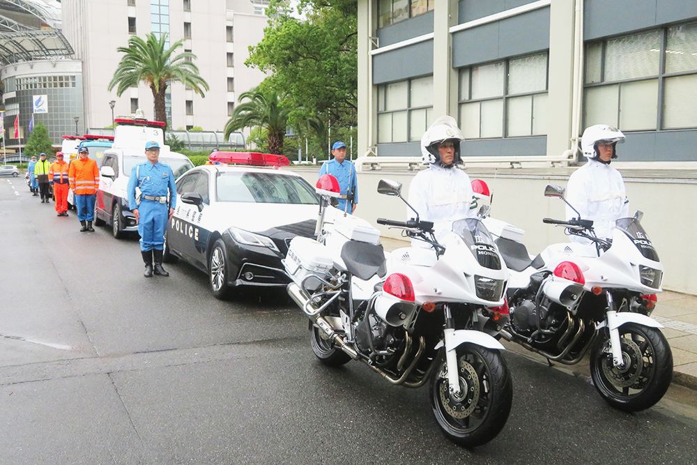 広島県交通対策協議会の交通安全運動開始式で、出発を前に整列する白バイやパトカーなどの車両