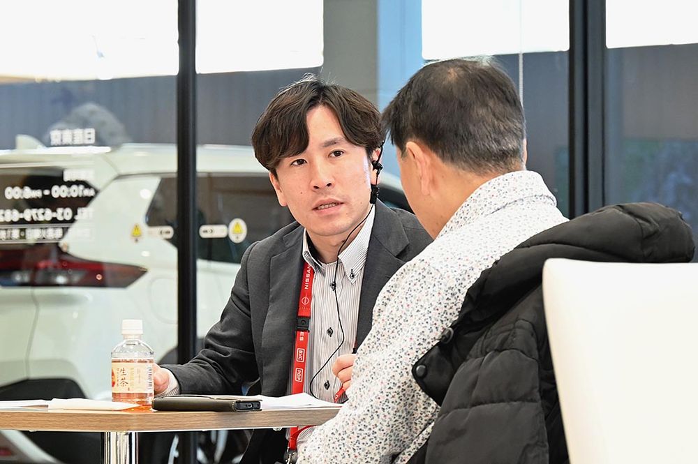顧客に説明する店舗スタッフ。商品を気軽に見てもらうことを優先する(日産東京烏山店)