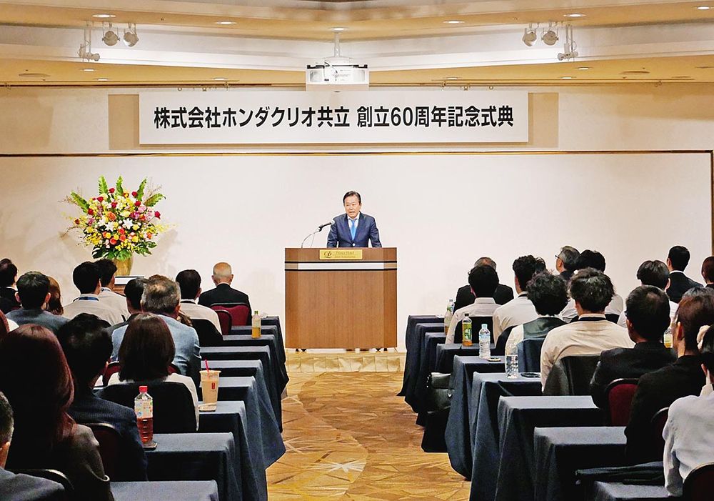記念式典であいさつする石﨑社長
