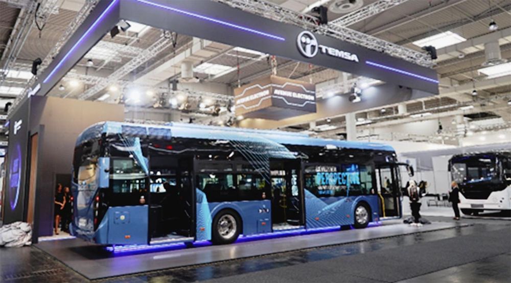 （写真８）三菱ふそうのパートナー、テムサ社の路線バス。ふそうはＣＫＤ（ノックダウン）で組立生産とのこと。２０２２年ハノーバーモビリティショー