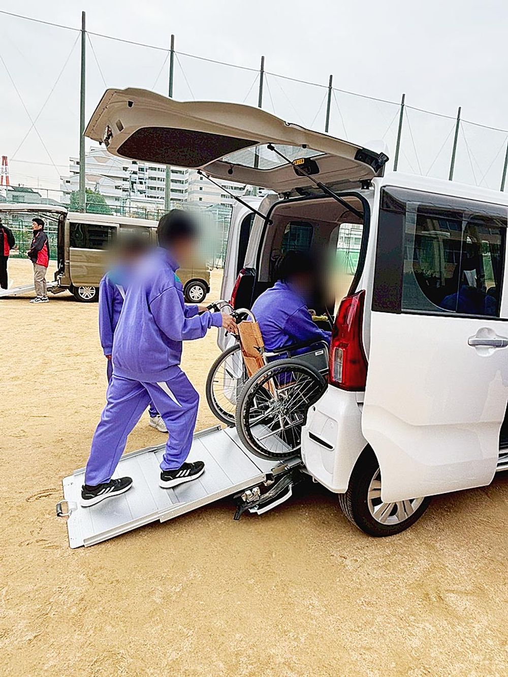 安全かつ安心に車いすの人を乗せる手順などを解説
