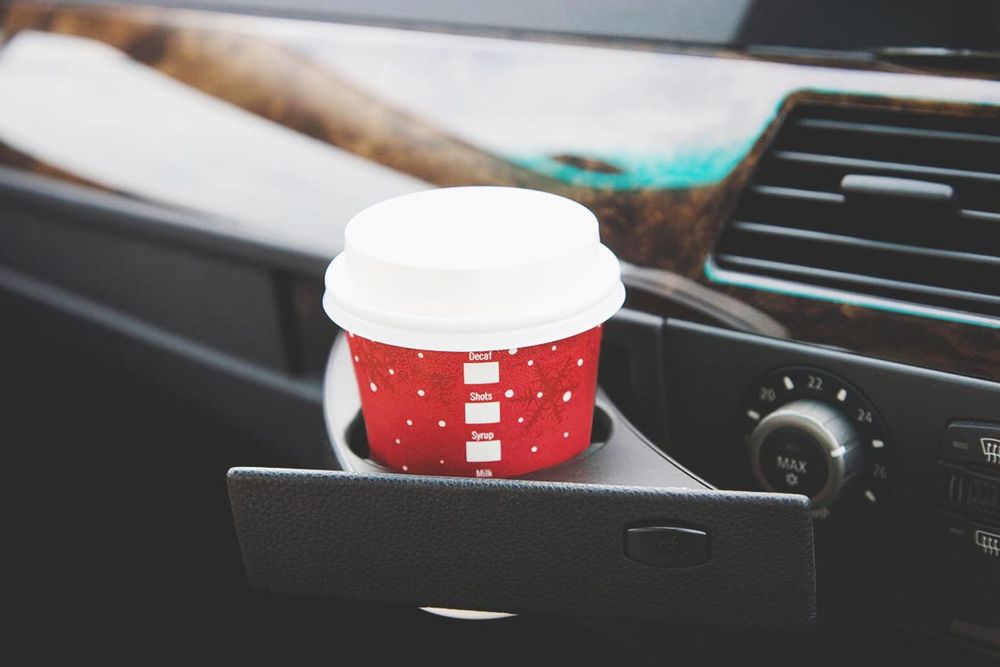 かつてカー用品の定番だったドリンクホルダーも標準化されて久しい