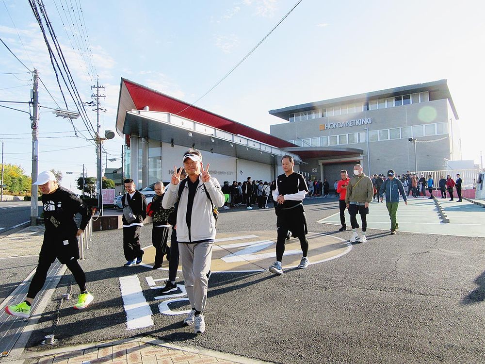 笑顔で出発する参加者