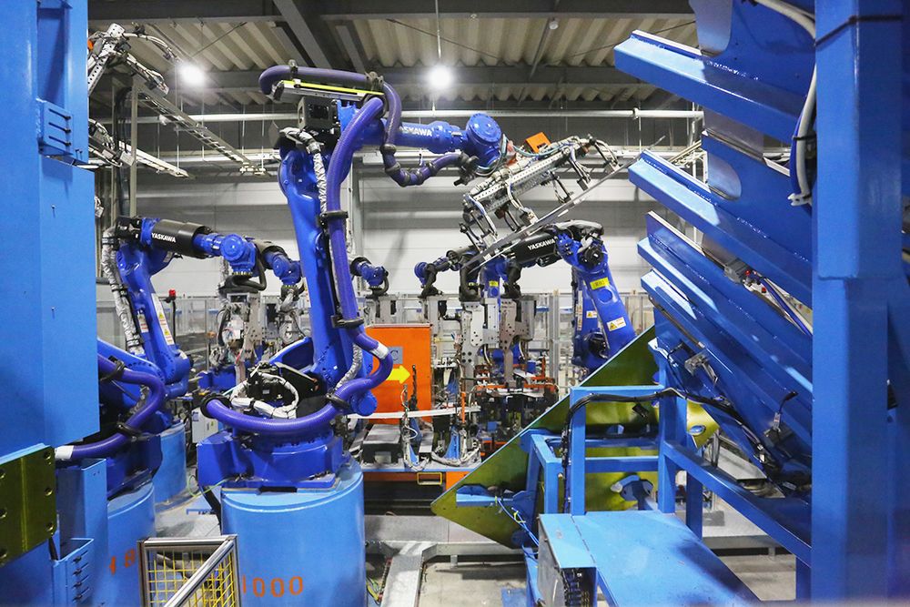 スポット溶接はロボットの活用で省人化している
