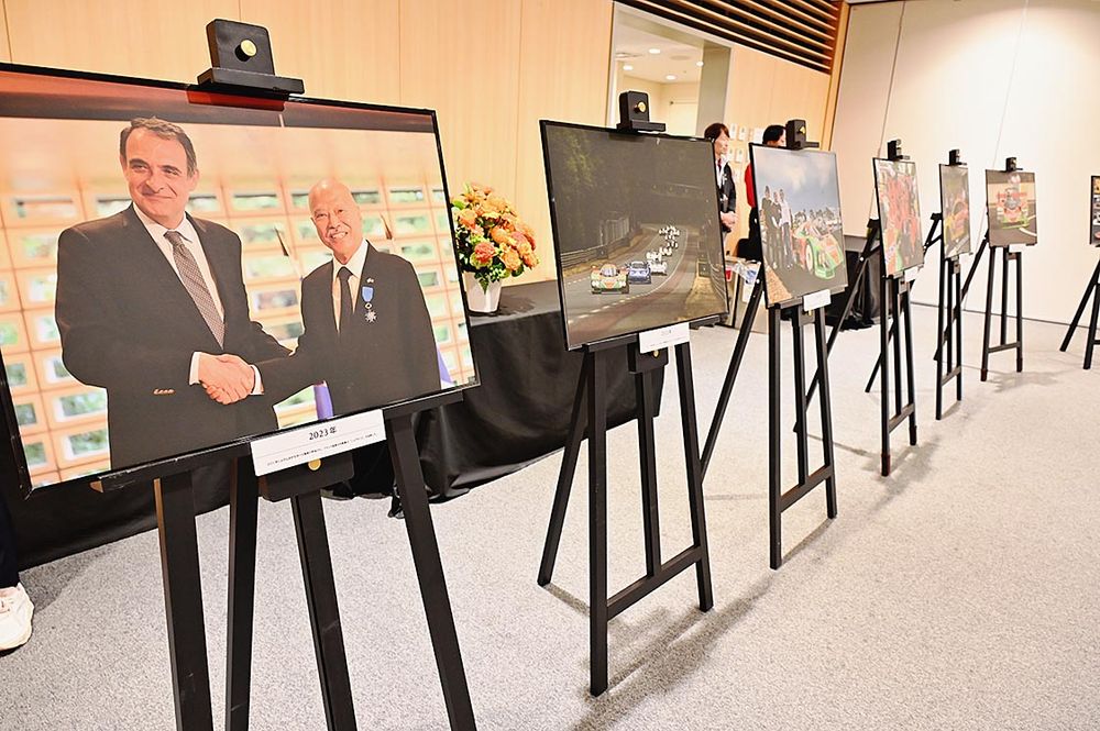 ２３年の仏国家功労勲章「シュヴァリエ」受章時の写真など、キャリアのワンシーンが会場を彩った