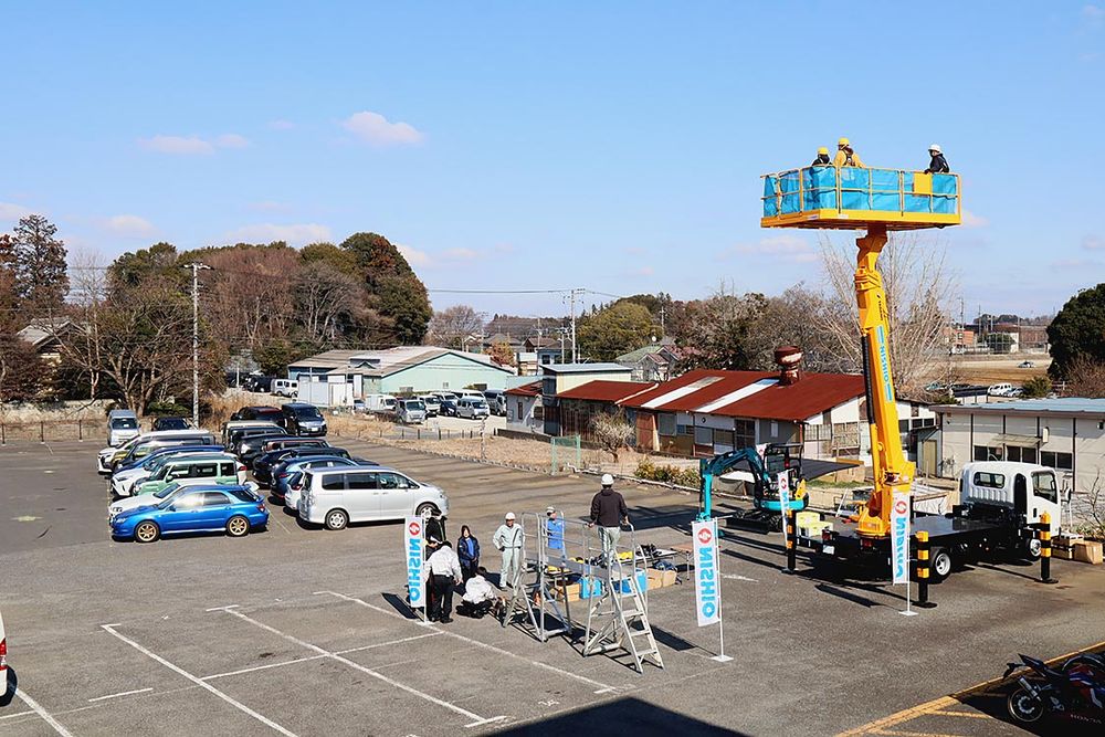 高所作業車の乗車体験も行われた