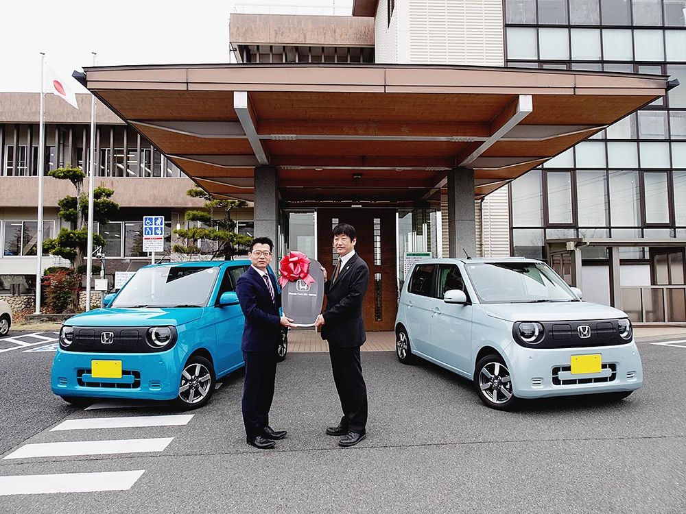 町長役場の前で寄贈した（披露した）２台のエヌワンイー
