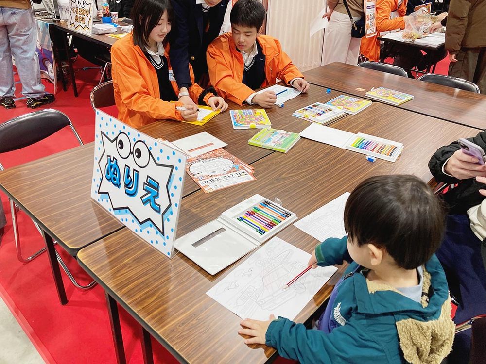 こどもビリティパークのＮＡＰＡＣブースでは、「ワクワクぬり絵体験」が人気に