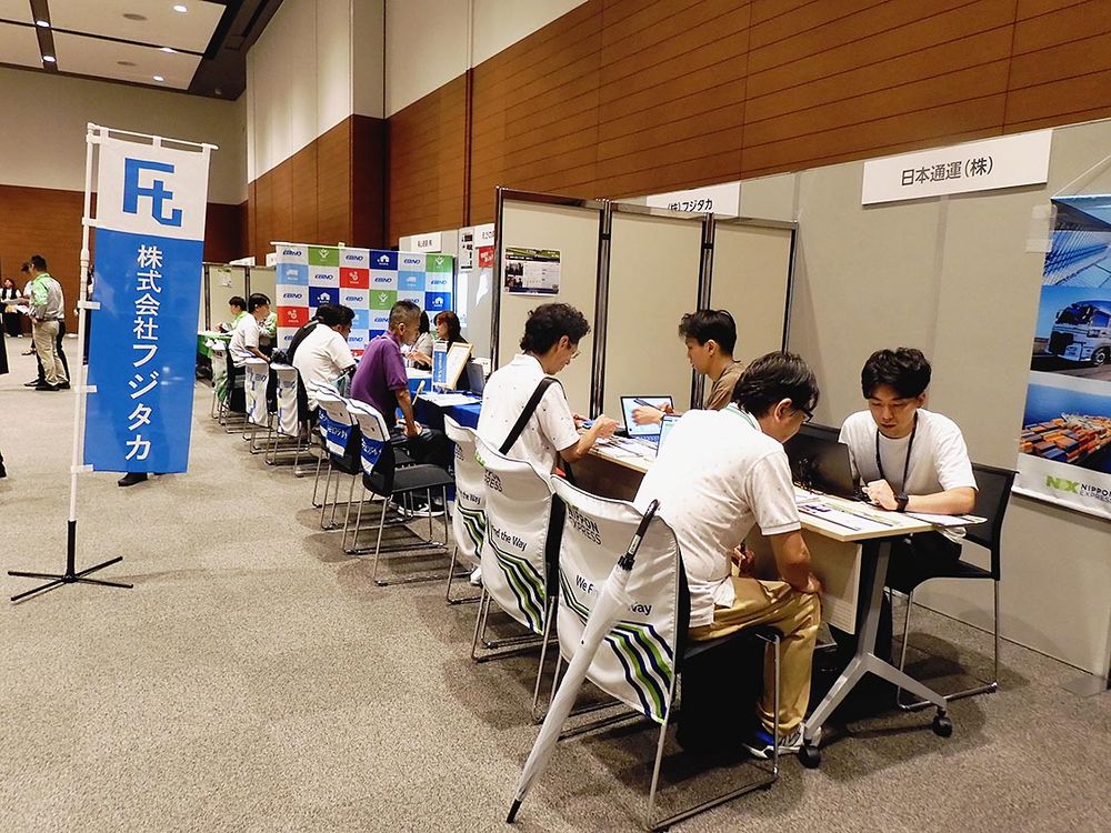 出展企業は自社の魅力や待遇などについて丁寧に説明していた