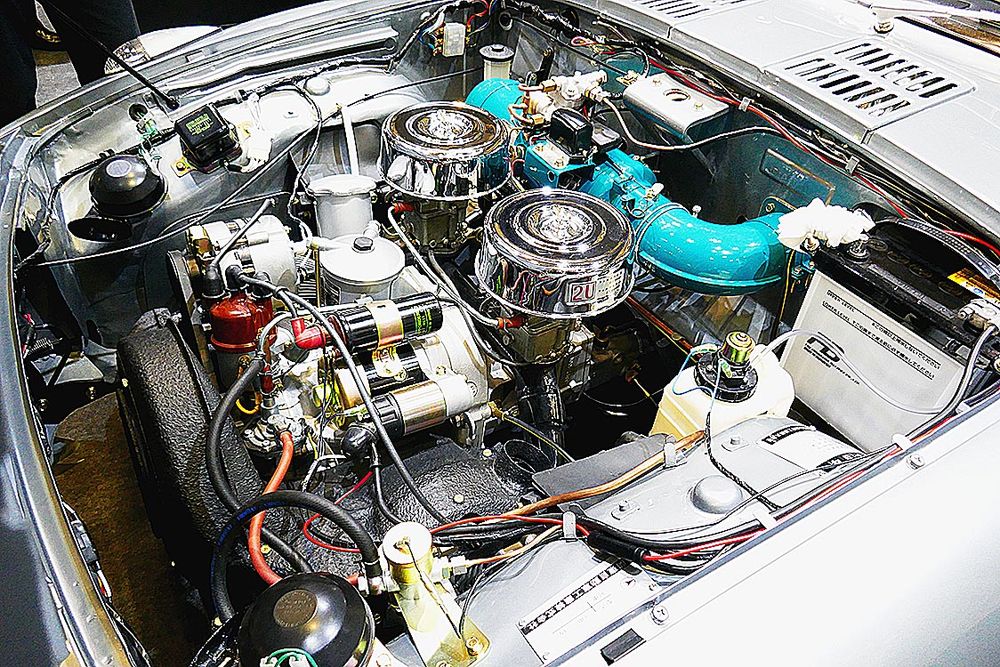 エンジンルーム内も新車のような仕上がりに
