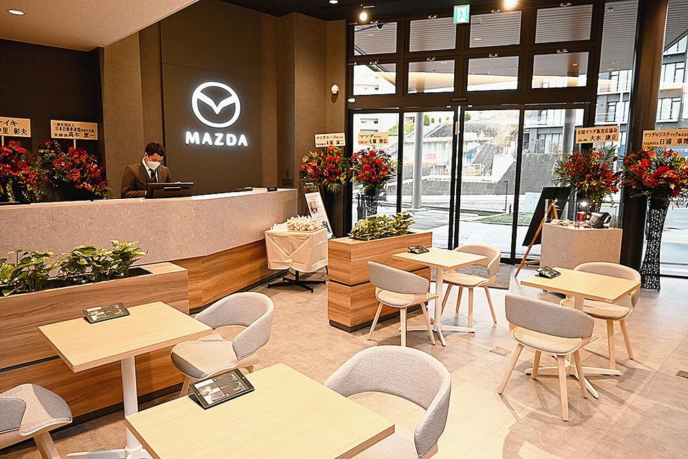 黒を基調としながら木目調を加えることで温かみのある空間に仕上げた（あざみ野店）