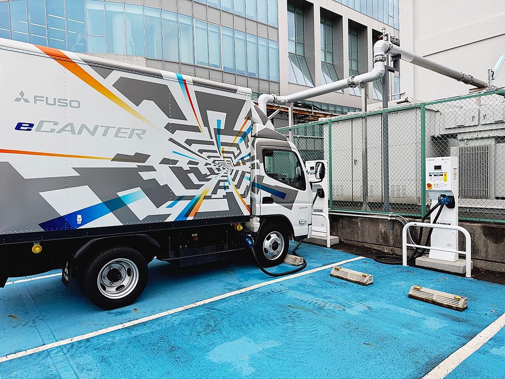 蓄電池と一体型とすることで電源を高電圧化しなくても急速充電が可能だ
