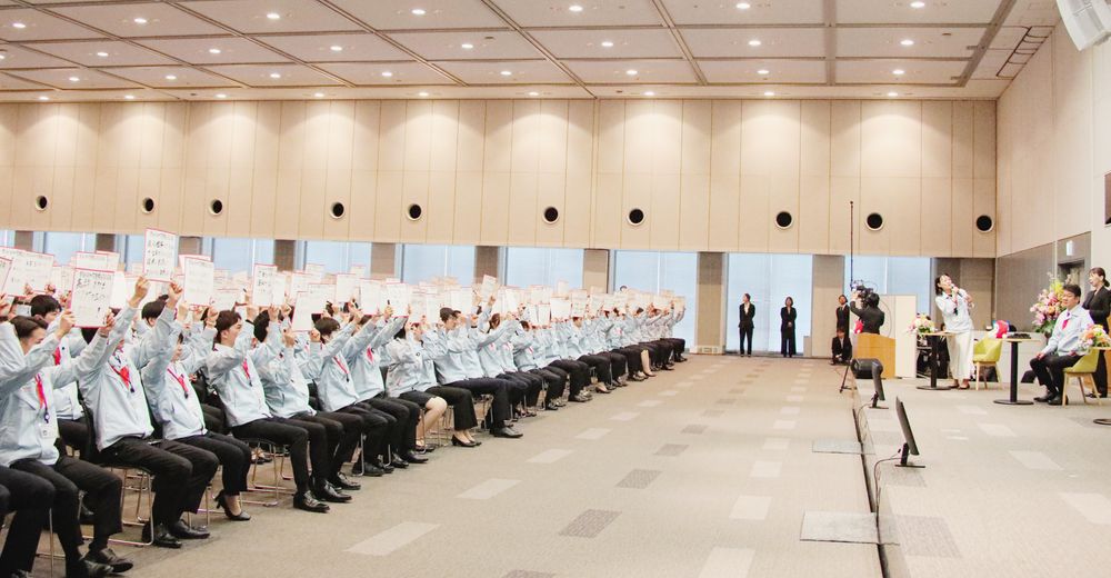 今年のデンソーの入社式。新入社員が「デンソーで挑戦したいこと」を紙にかいて掲げた