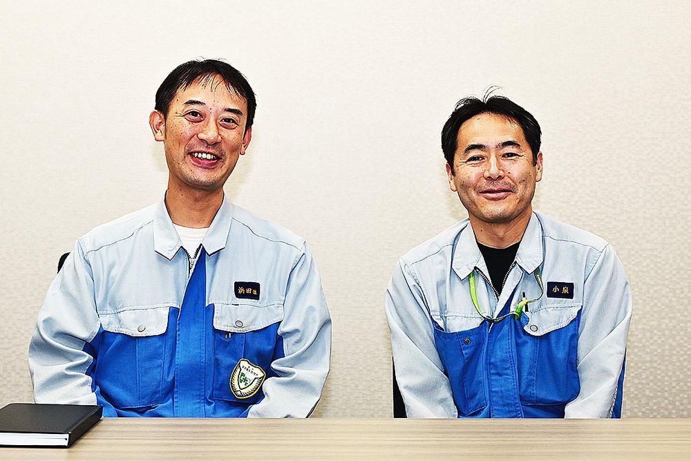浜田工場長（左）と小泉研究所長（右）