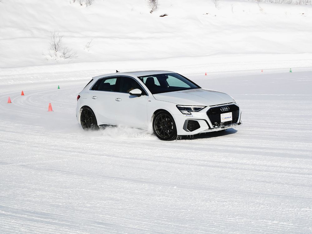 雪上でのコーナーリングとブレーキ性能を体感した