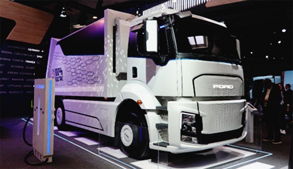 （写真６）フォードの新ＥＶ商用車。かつて中大型商用車はドイツのケルン工場で生産していたが、今は全てトルコで生産。２０２２年モビリティ・ショーではこのＥＶ以外５モデルを展示