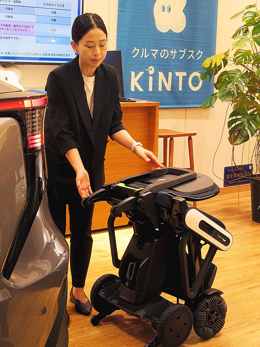 折りたたんで積載するシーンを実演して利便性を訴求
