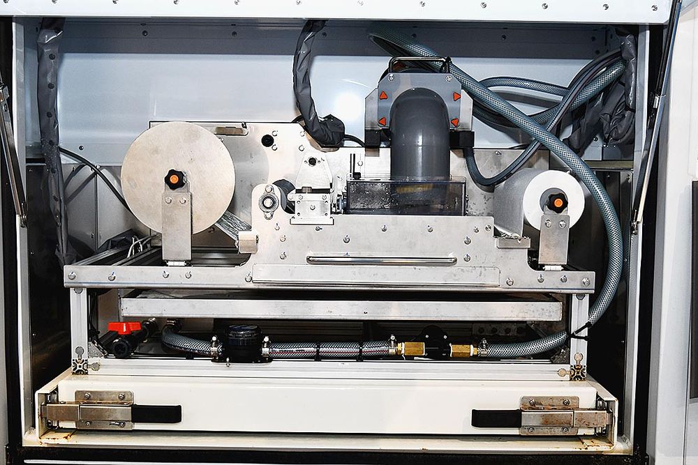 車体下部に収められた個体と液体を分離する装置