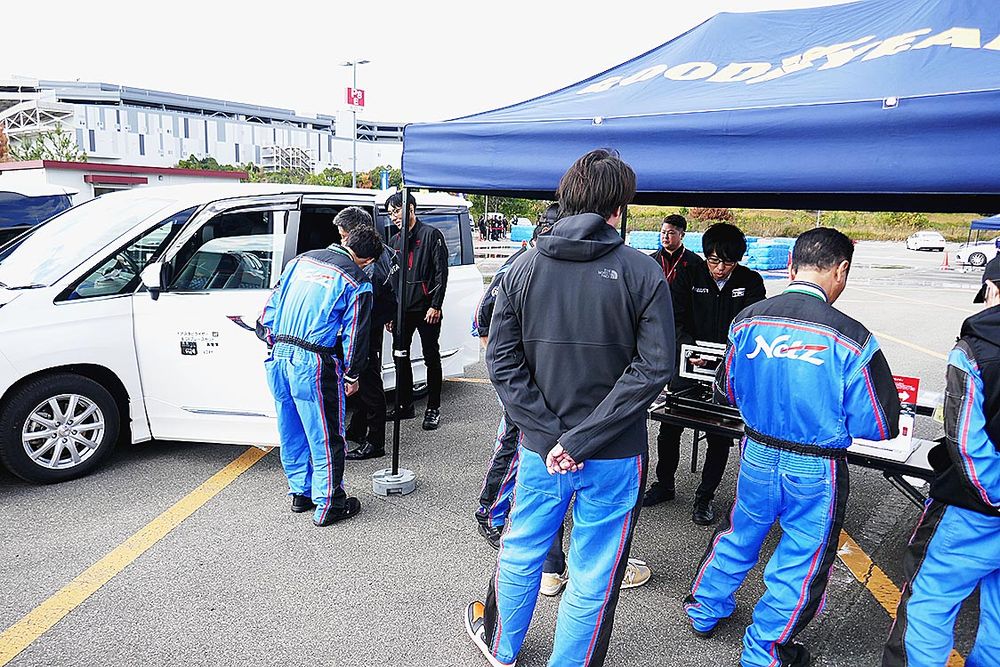 顧客への提案活動につなげられるように、ドアスタビライザーなどの装着車も用意した