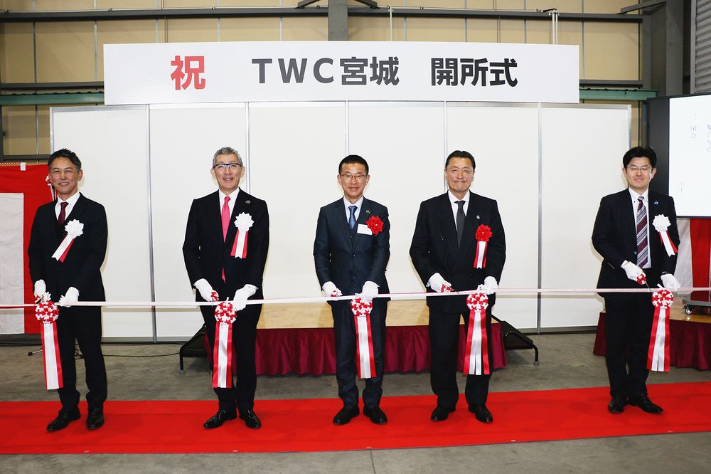 テープカットの様子
