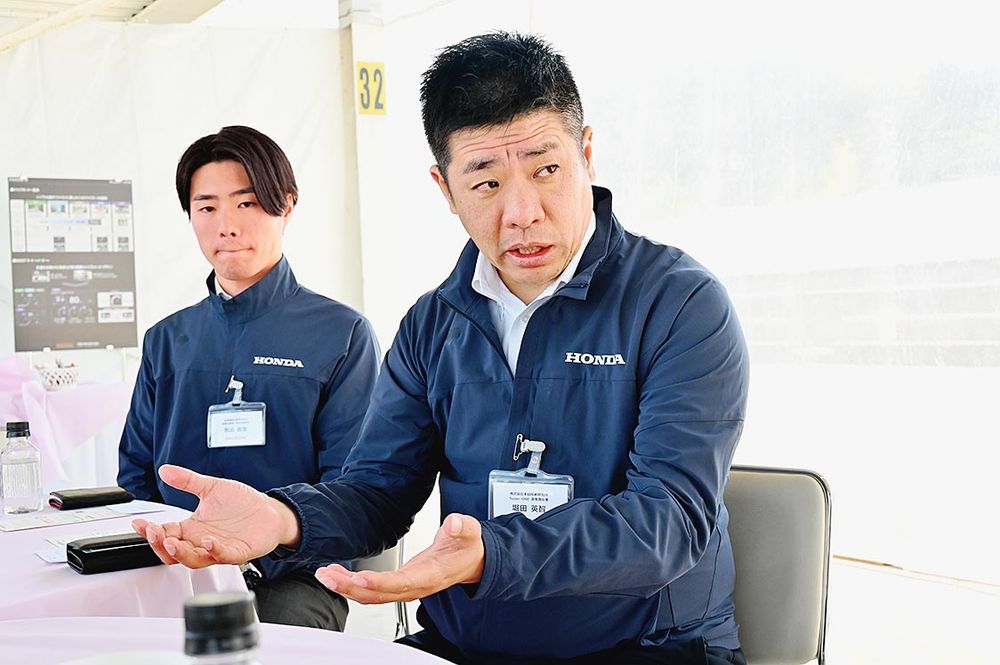 堀田チーフエンジニアとともに説明する祝迫さん（左）