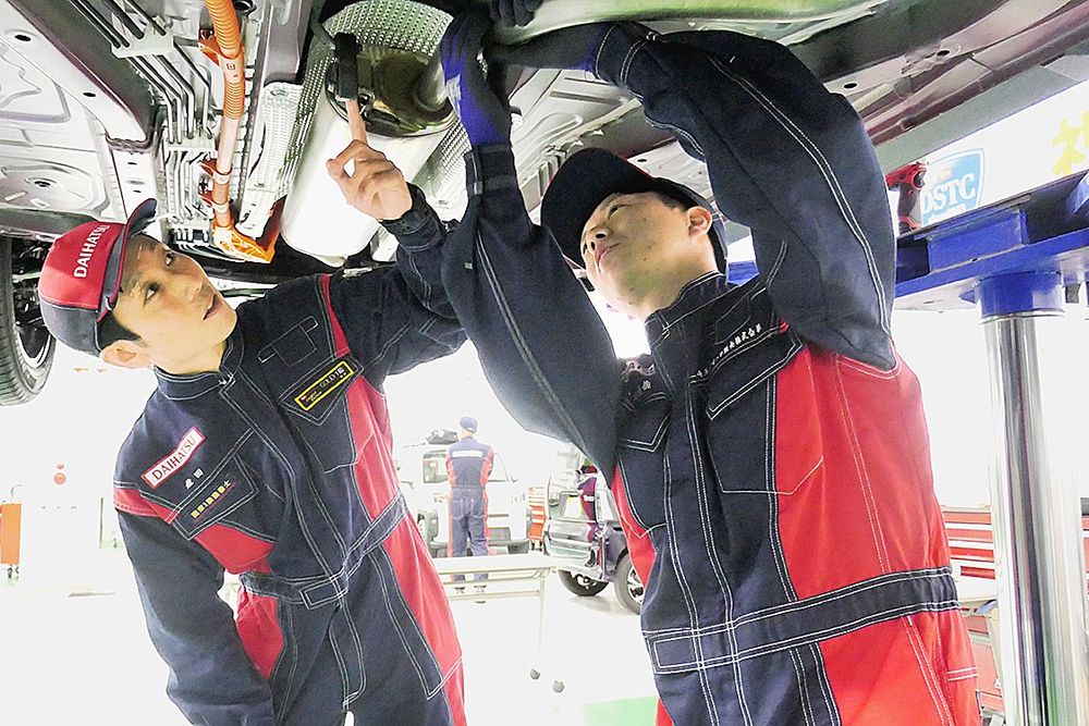 飛田さんと共にサービスマニュアルを反復した松嶋さん
