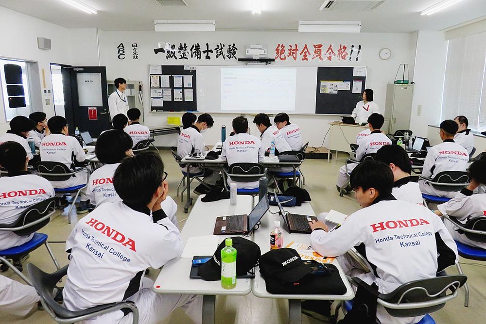 メーカー開発者を講師に迎えた授業風景