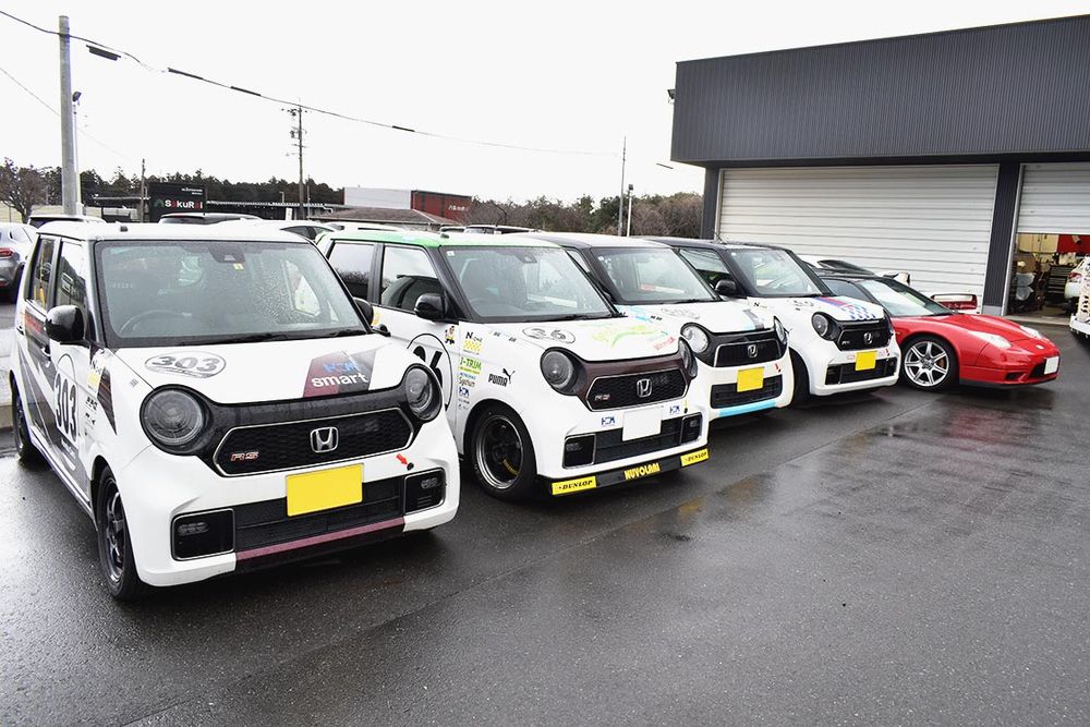 敷地内には多くの整備待ち車両が並ぶ