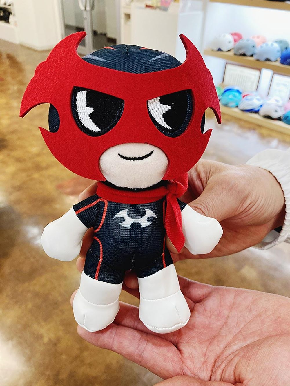 マスコットキャラクター「Ｋａｂｕｔｏマン」。ヘルメット安全啓発にも活躍している
