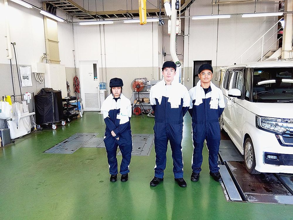 （写真左から）森田さん、山下さん、好井さん。車検作業を興味深く見学していた