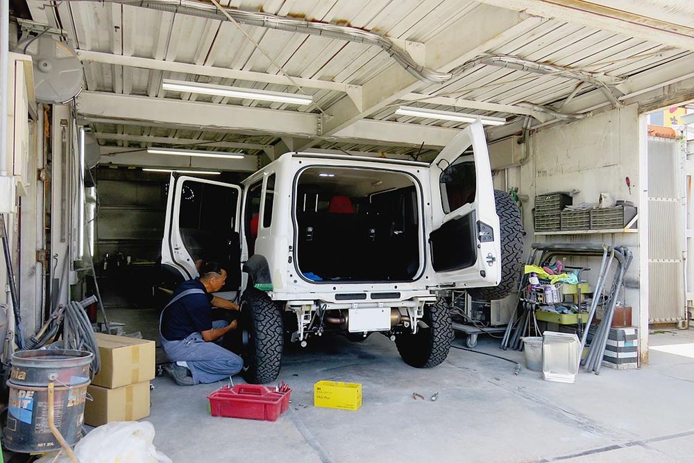 カスタム作業中の車両
