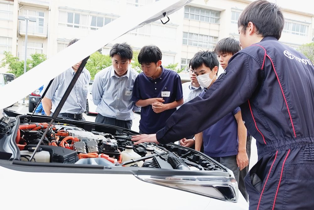 トヨタ・ミライの燃料電池ユニットの説明を受ける高校生