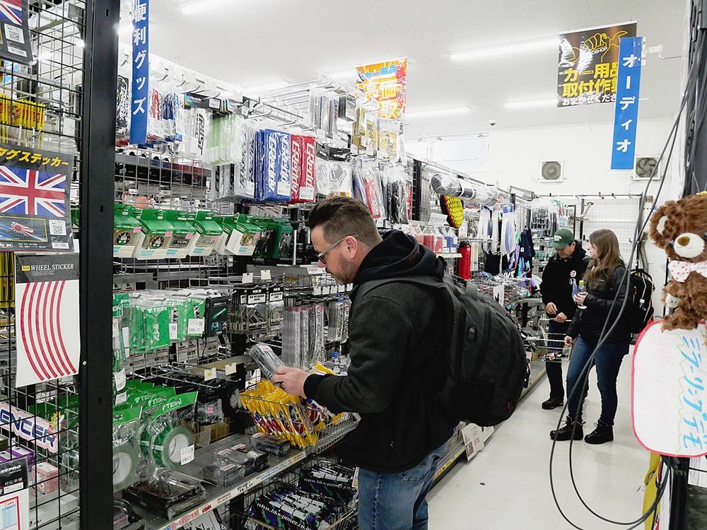 アップガレージ横浜町田総本店で用品を吟味するツアー客