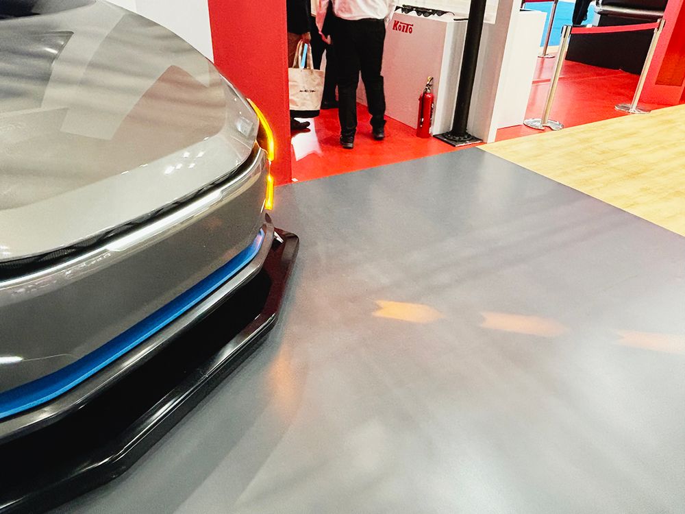 鮮明に照らせるようになることで、事故抑止効果の向上が見込める（小糸製作所のJMS展示）