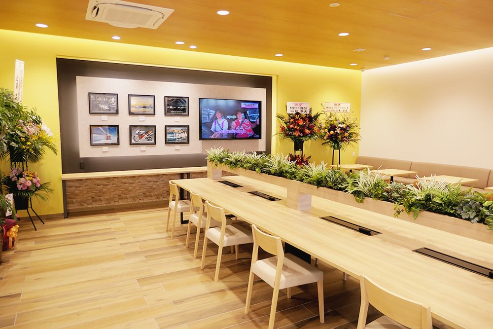 木材を多用した、落ち着いたデザインの待ち合いスペース