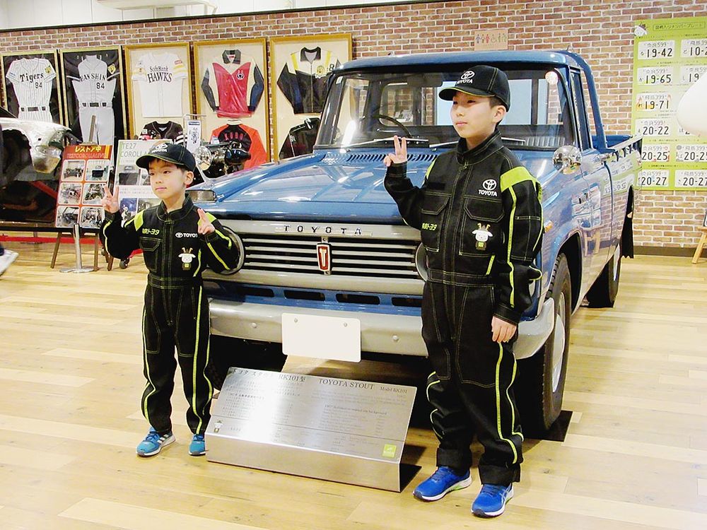 「スタウトＲＫ１０１型」（１９６７年式）と記念撮影を行う参加者
