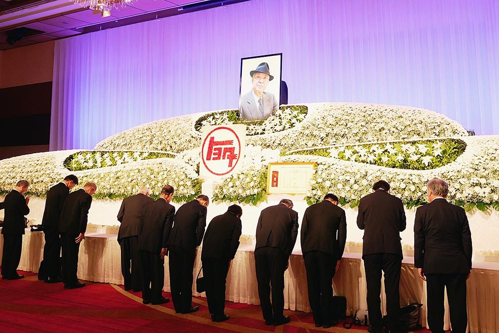 祭壇には和やかな表情を浮かべた嶋田氏の遺影が飾られた
