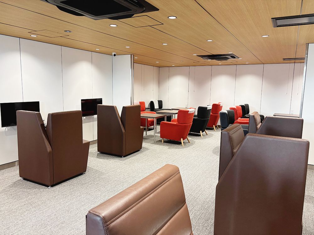 周りを気にせずくつろげるラウンジ
