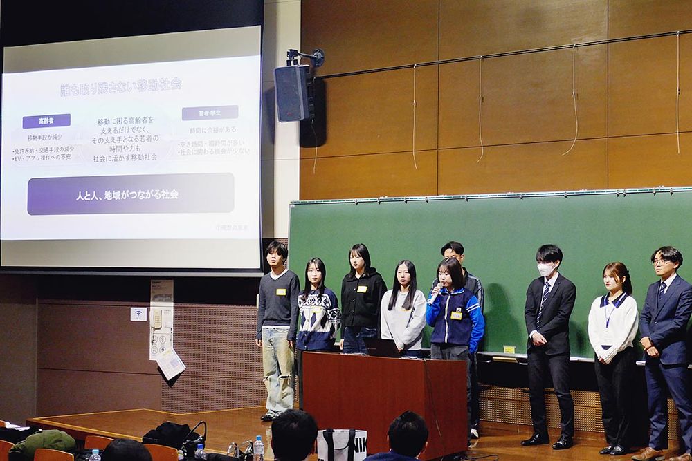 Ａグループは「誰も取り残さない移動社会」をテーマに発表
