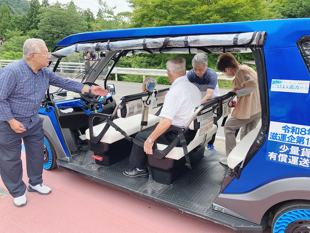 出発式での試乗会には住民も姿を見せた