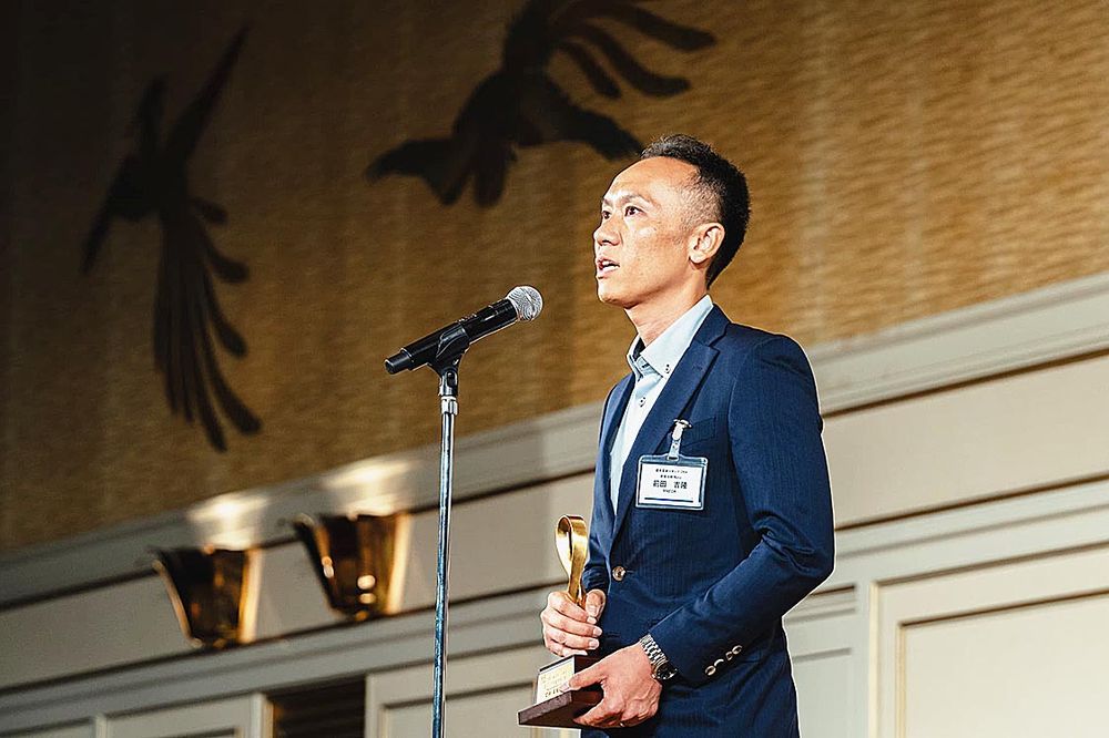 日野販売会社表彰式であいさつする前田さん