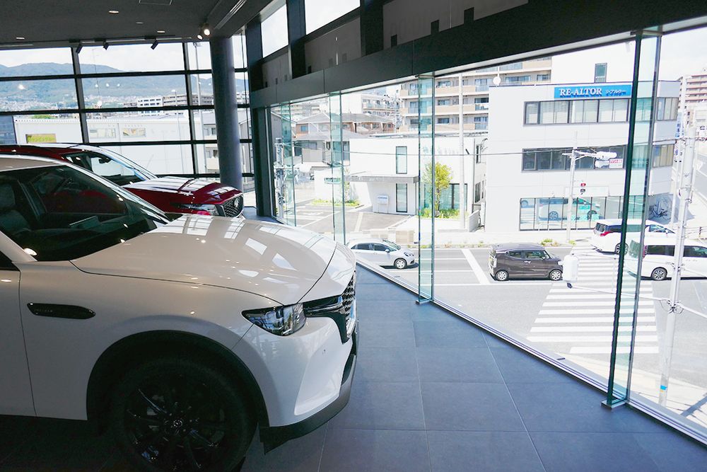 2階の車両展示エリアには、外から見えやすい部分に低反射ガラスを採用