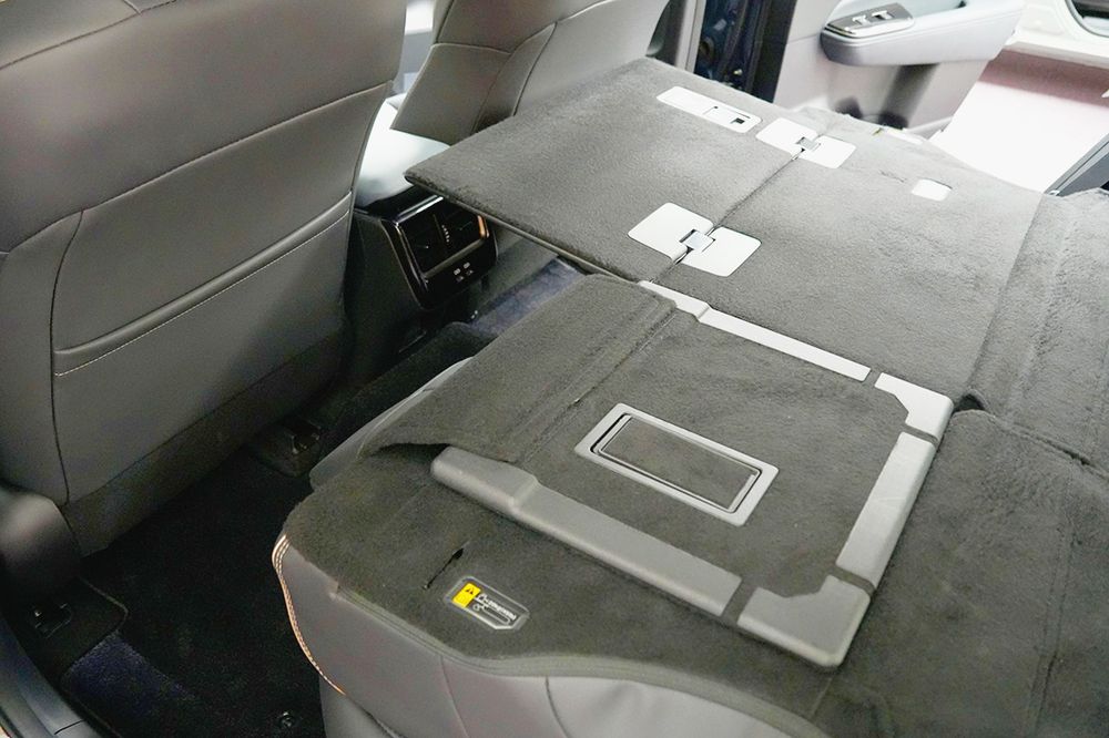 「クラウンエステート」に標準装備された拡張ボードは、車内で横になる時に重宝する
