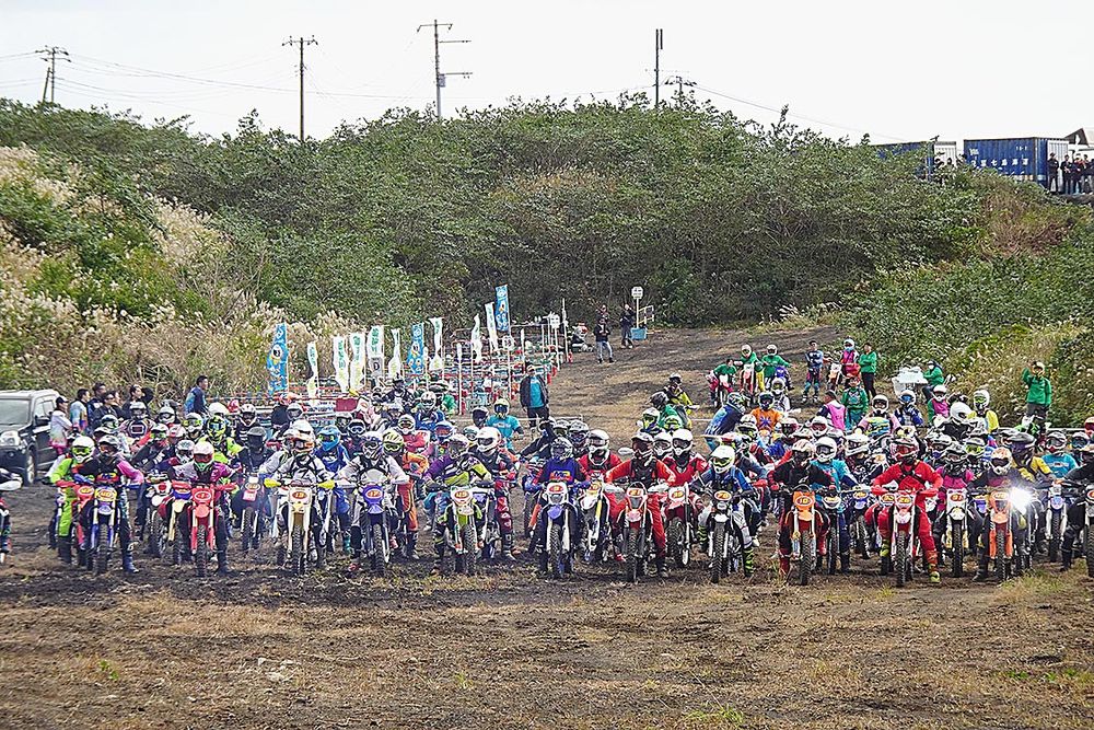 スタートの合図を待つ選手達