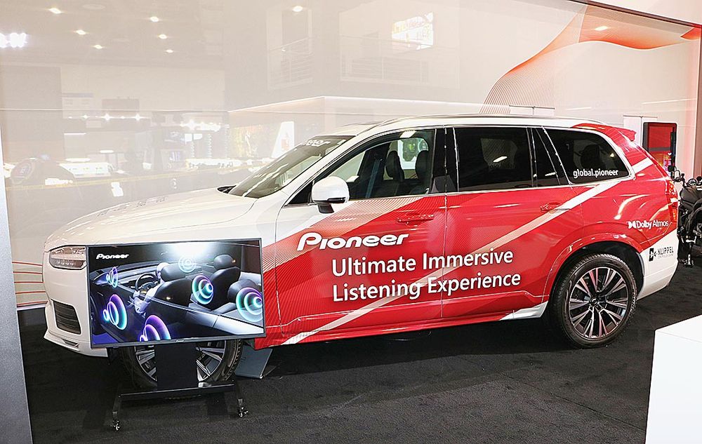 車載サウンド統合プラットフォームを組み込んだ試作車と中核ユニット（左上）