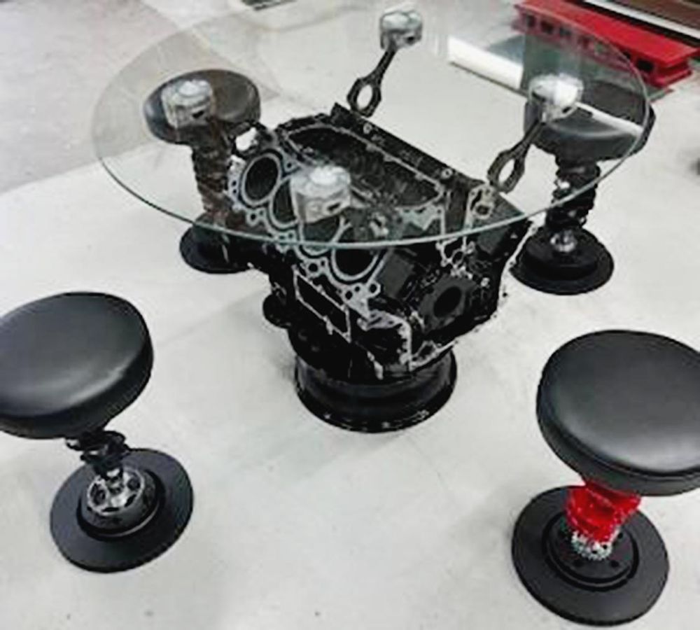 Ｖ型８気筒エンジンを使用したオリジナルテーブル
