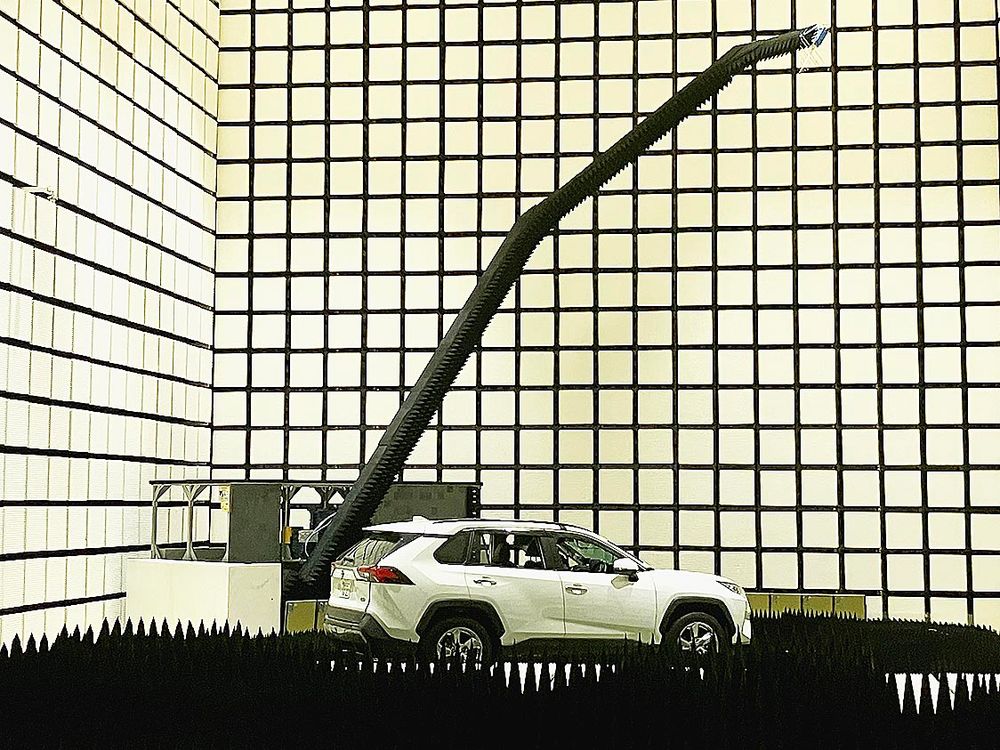 三次元で製品を評価できる電波暗室