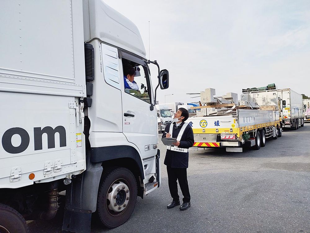 職員がドライバーに車輪脱落事故防止の呼びかけを行った
